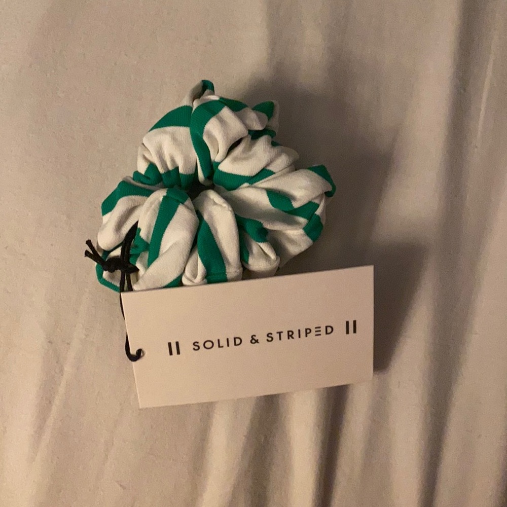 Solid and striped scrunchie- green and white color